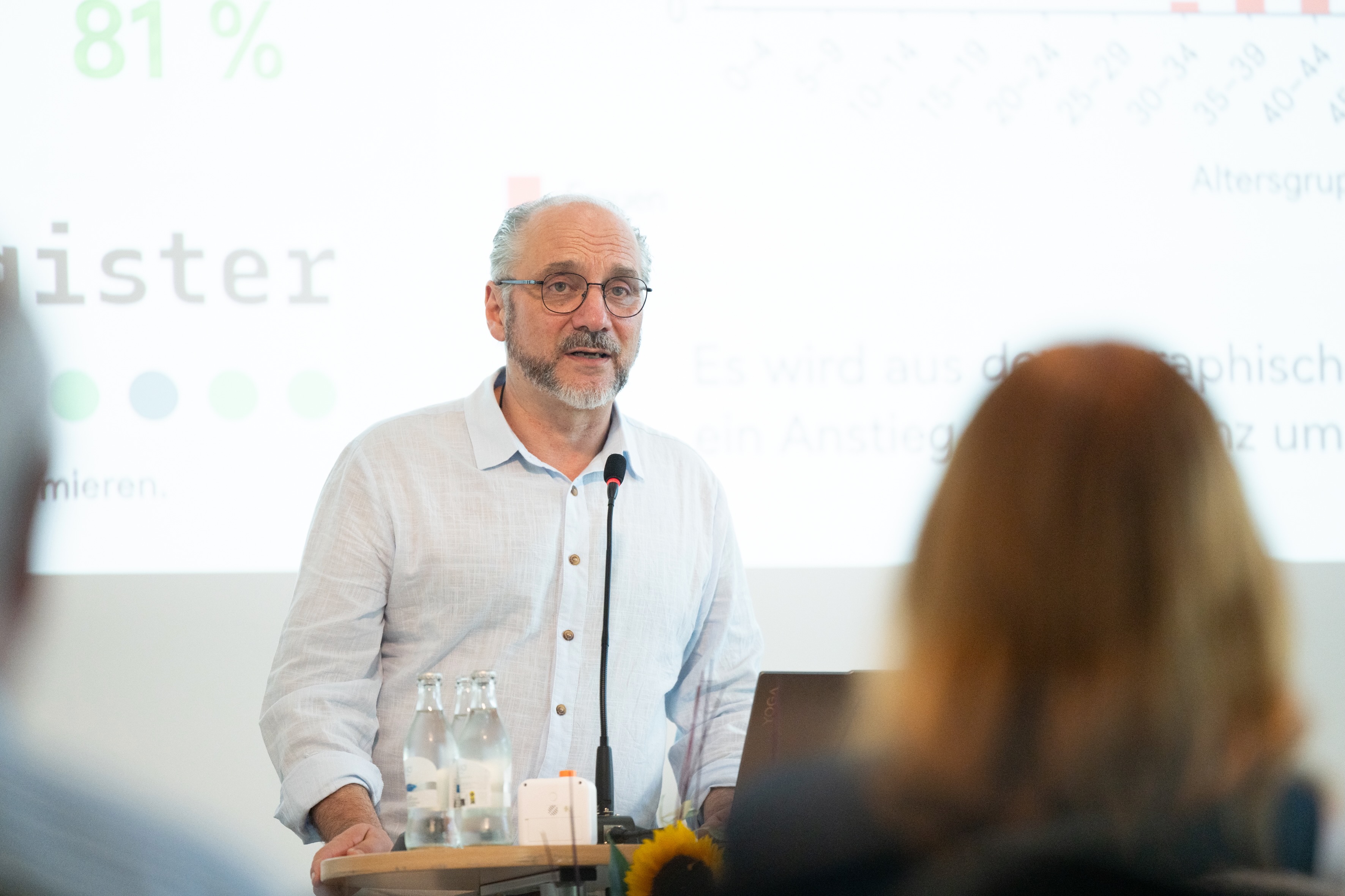 Dr. med. Steffen Wagner als Referent am Rednerpult während eines Fachvortrags
